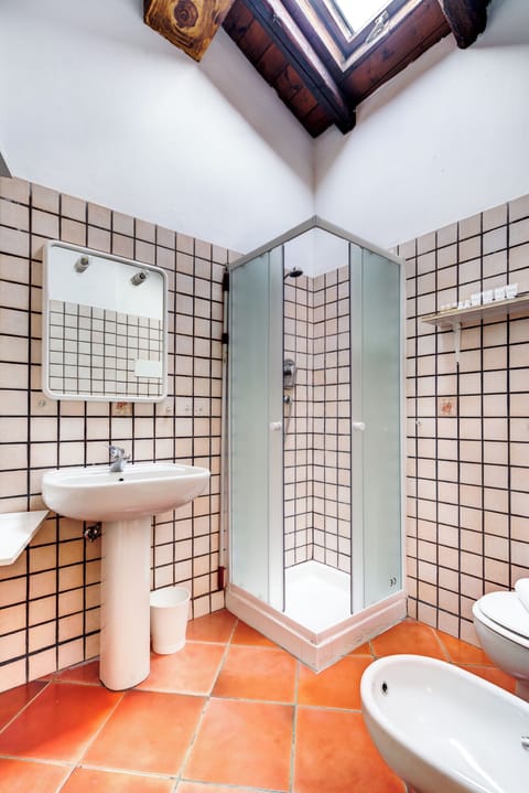 Apartment | Bathroom | Free toiletries, hair dryer