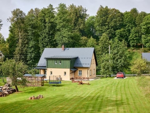Plant, Building, Sky, Property, Window, House, Tree, Natural Landscape, Land Lot, Grass