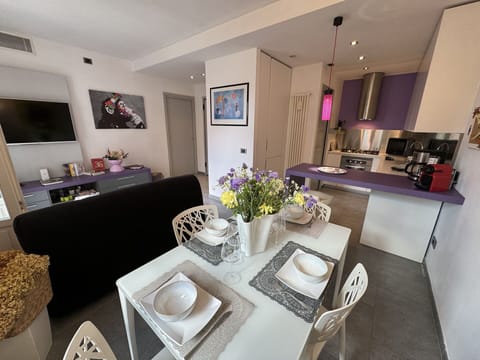 Table, Property, Furniture, Plant, Decoration, Purple, Interior Design, Picture Frame, Floor