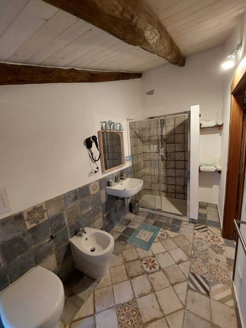 Triple Room | Minibar, iron/ironing board, bed sheets