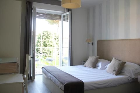 Junior Suite, Garden View | Frette Italian sheets, premium bedding, memory foam beds, minibar