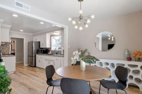 Elegant and cozy dining space!