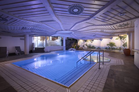 Indoor pool, sun loungers