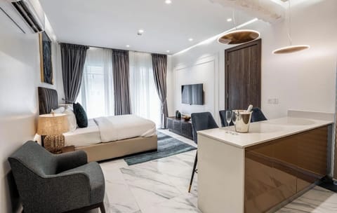 Standard Studio Suite, Non Smoking, Bay View | Premium bedding, individually decorated, individually furnished, desk