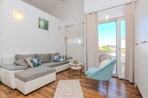 Comfort Apartment, Garden View | Living area | 100-cm flat-screen TV with satellite channels