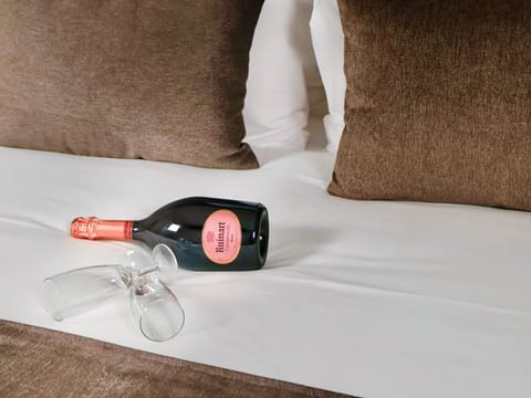 Premium bedding, in-room safe, desk, laptop workspace