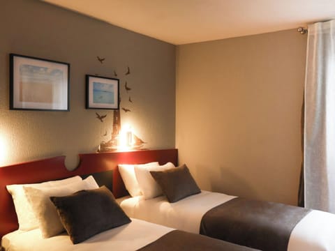 Twin Room | Premium bedding, in-room safe, desk, laptop workspace