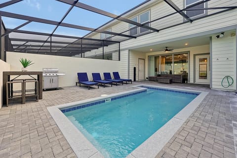Cozy and sunny space to enjoy hot summer days.