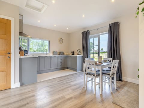 Open plan living space | Hawthorns Glamping- Squirrel Lodge - Hawthorns Glamping, Foxley, near Dereham