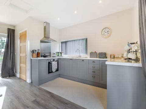 Open plan living space | Hawthorns Glamping- Squirrel Lodge - Hawthorns Glamping, Foxley, near Dereham