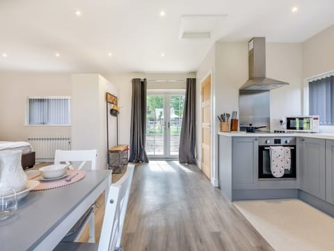 Open plan living space | Hawthorns Glamping- Squirrel Lodge - Hawthorns Glamping, Foxley, near Dereham