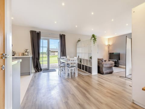 Open plan living space | Hawthorns Glamping- Squirrel Lodge - Hawthorns Glamping, Foxley, near Dereham