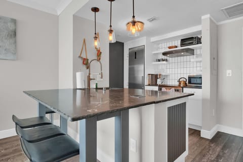 Comfort Condo, 1 King Bed with Sofa bed, Kitchen | Private kitchen