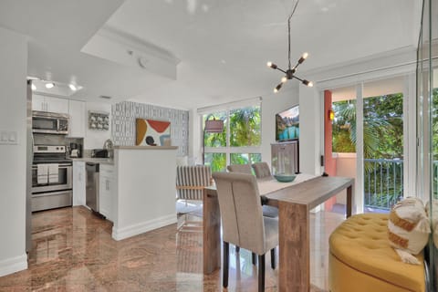 Comfort Condo, 2 Bedrooms, Balcony, Garden View | Dining room