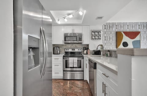 Comfort Condo, 2 Bedrooms, Balcony, Garden View | Private kitchen