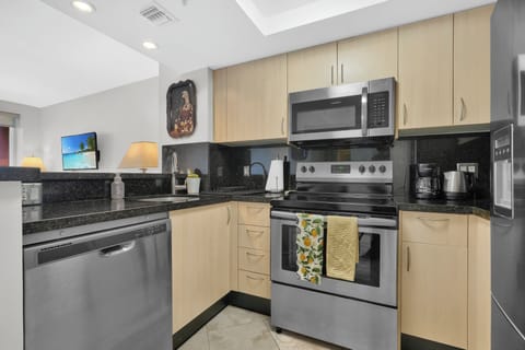 Comfort Condo, 1 King Bed with Sofa bed, Balcony, Ocean View | Private kitchen
