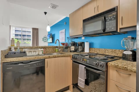 Comfort Condo, 1 King Bed with Sofa bed, Private Bathroom | Private kitchen