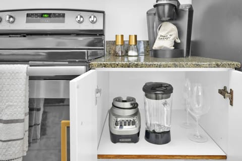 Comfort Condo, 1 Bedroom, Kitchen | Private kitchen