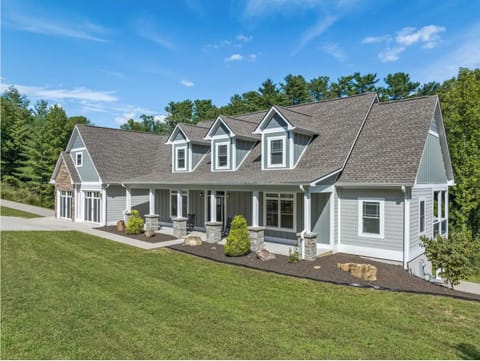 Welcome to your mountain retreat! Beautifully styled and private.
