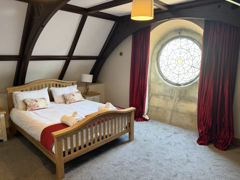 Deluxe Penthouse | Iron/ironing board, free WiFi