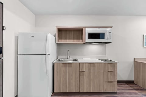 Desk, laptop workspace, free WiFi, bed sheets