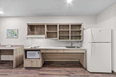 Desk, laptop workspace, free WiFi, bed sheets