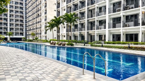 2 outdoor pools
