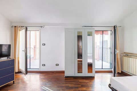 Apartment | Living area | 35-inch TV with digital channels
