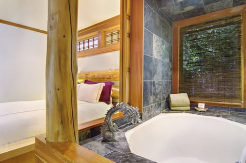 Standard Room, 1 Queen Bed, Fireplace (Kyoto) | Bathroom | Free toiletries, hair dryer, towels, soap