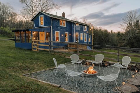 Gather under starry skies, unwind by the fire, and reconnect with nature at Kohler Cabin — your cozy woodland escape designed for slow mornings and magical nights.