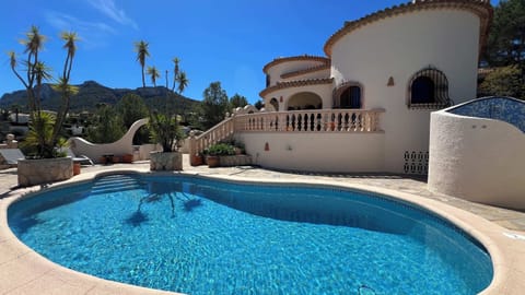 piscina y casa