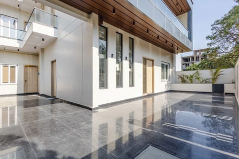 Deluxe Double Room, City View | Living area | TV