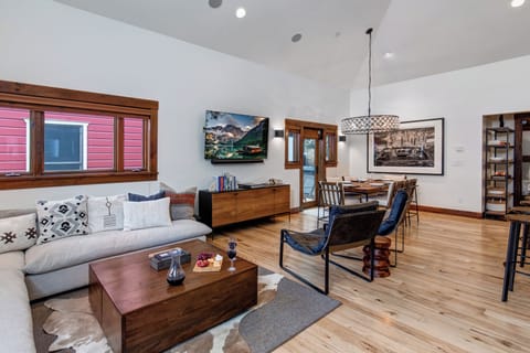 Town Lift Chalet's spacious open concept living area with flat screen TV, leather chairs and spacious sectional sofa.