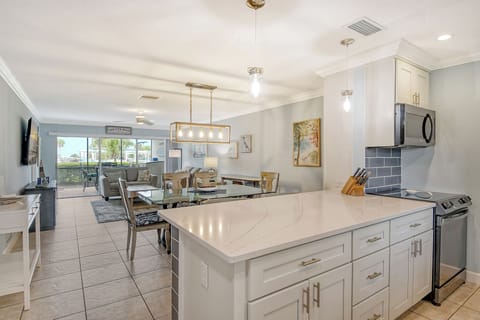 Condo 103 was recently updated with modern ameneties