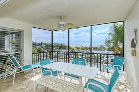 Lanai - Beautiful views of Siesta Key Beach and The Gulf of Mexico.