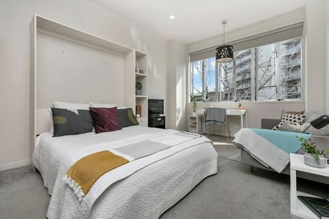 Experience ultimate flexibility with this stylish studio! The comfortable Murphy bed can be easily tucked away, creating a spacious and airy living area. Ideal for work-from-home professionals or city explorers.