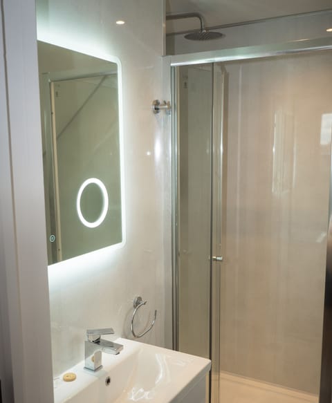 Deluxe Double or Twin Room | Bathroom | Shower, rainfall showerhead, hair dryer, towels