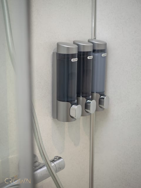 Superior Double Room | Bathroom | Shower, rainfall showerhead, hair dryer, towels