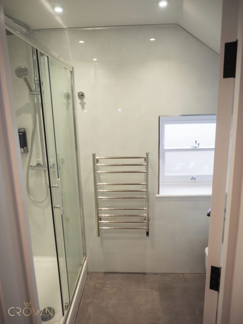 Deluxe Double or Twin Room | Bathroom | Shower, rainfall showerhead, hair dryer, towels