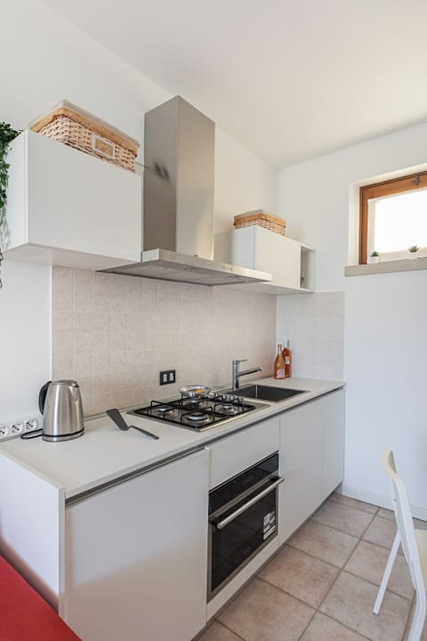 Apartment, Courtyard View | Private kitchen | Electric kettle