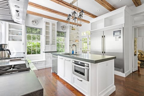 The Daniel Legare Suite In the Heart of Charleston
