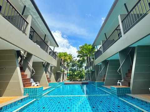 2 outdoor pools