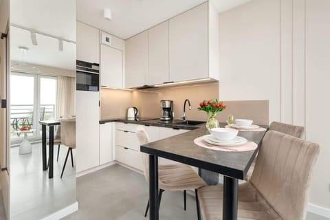 Fully equipped kitchenette with a dining table perfect for 4.

