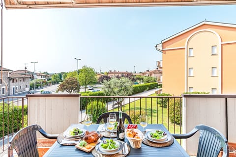 Apartment, Courtyard View | In-room dining