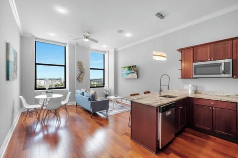 Spacious 1-bedroom Northern Liberties apartment with open living area, full kitchen, modern bathroom, and floor-to-ceiling windows throughout.