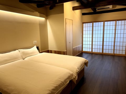 Classic Villa | Down comforters, desk, soundproofing, WiFi (free)