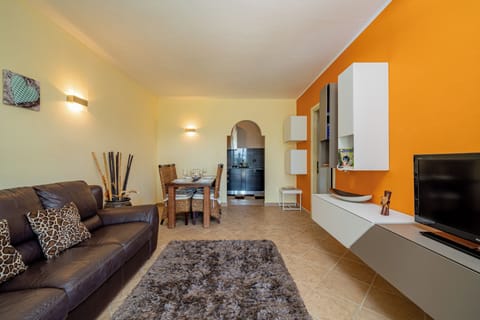 Apartment, Garden View | Living area | 32-inch flat-screen TV with cable channels