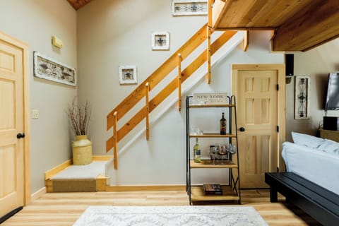 The is a 2 level townhome