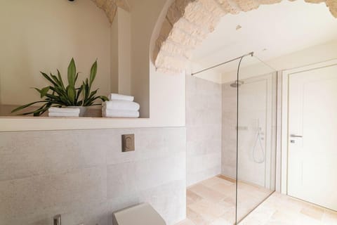 Excusive Suite With Bathtub | Bathroom | Free toiletries, hair dryer, slippers