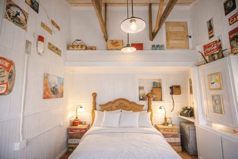 Bedroom 2, Queen bed